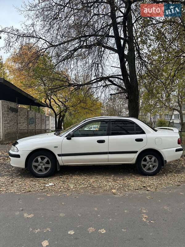 Седан Mitsubishi Carisma 2000 в Киеве