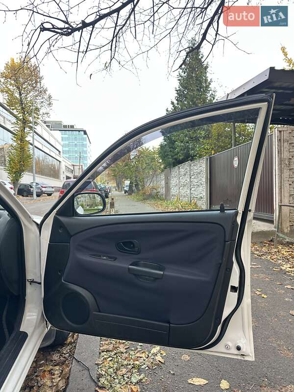 Седан Mitsubishi Carisma 2000 в Киеве