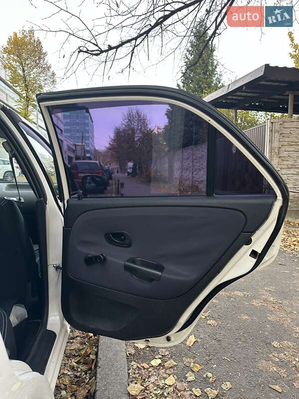 Седан Mitsubishi Carisma 2000 в Киеве