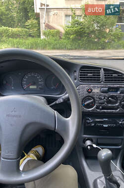 Хэтчбек Mitsubishi Colt 2000 в 