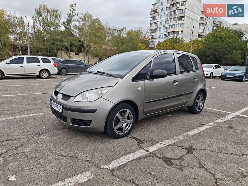 Хетчбек Mitsubishi Colt 2008 в  фото Хетчбек Mitsubishi Colt 2008 в