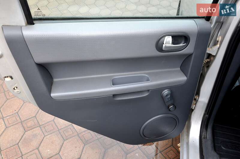 Хэтчбек Mitsubishi Colt 2004 в Львове