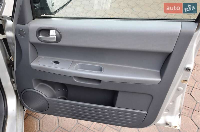 Хэтчбек Mitsubishi Colt 2004 в Львове