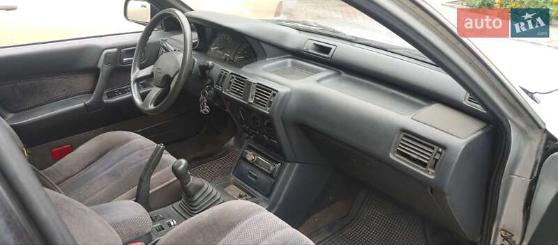 Ліфтбек Mitsubishi Galant 1989 в Чернівцях