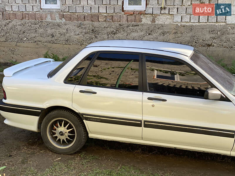 Седан Mitsubishi Galant 1988 в Виноградове