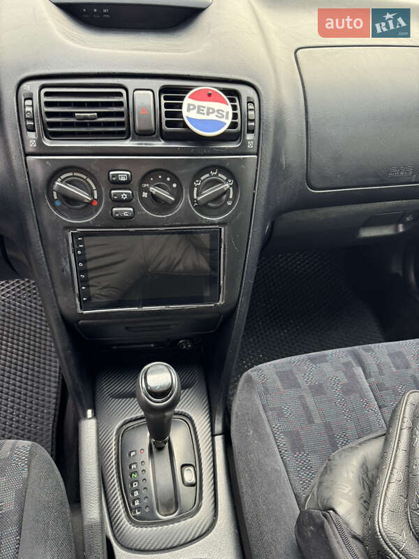 Седан Mitsubishi Galant 2004 в Киеве