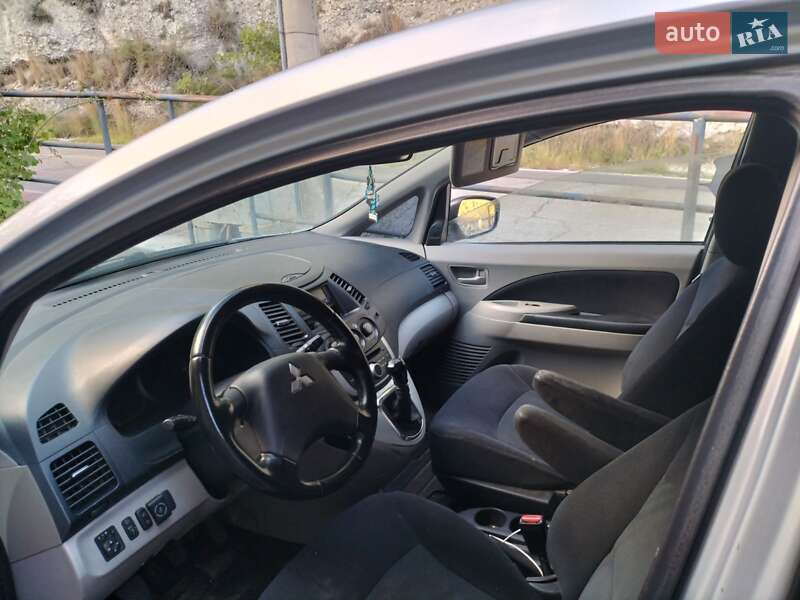 Минивэн Mitsubishi Grandis 2009 в 