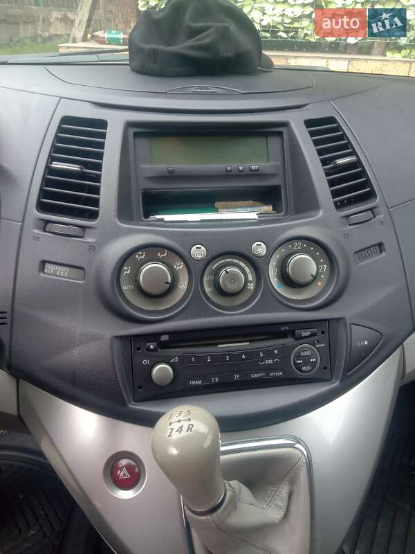 Минивэн Mitsubishi Grandis 2004 в Кременце