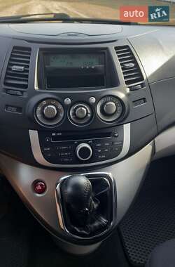 Минивэн Mitsubishi Grandis 2010 в 