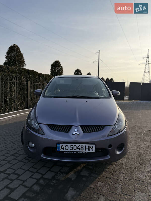 Минивэн Mitsubishi Grandis 2004 в Долине