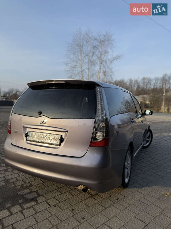 Минивэн Mitsubishi Grandis 2004 в Долине