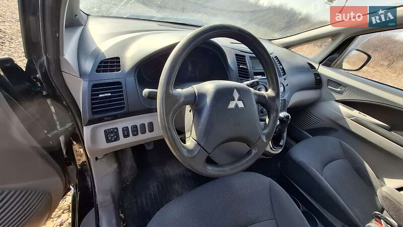 Минивэн Mitsubishi Grandis 2006 в 