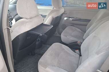 Мінівен Mitsubishi Grandis 2004 в 