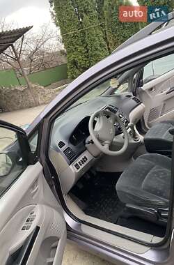 Минивэн Mitsubishi Grandis 2004 в 