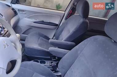 Мінівен Mitsubishi Grandis 2004 в 