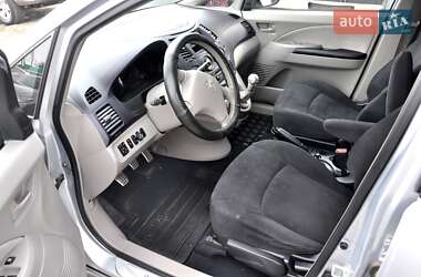 Минивэн Mitsubishi Grandis 2004 в 