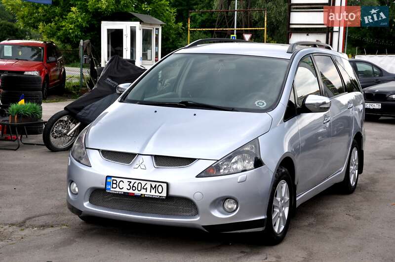 Минивэн Mitsubishi Grandis 2004 в 