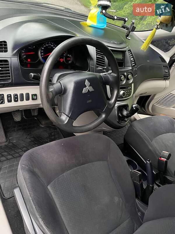 Минивэн Mitsubishi Grandis 2008 в Остроге фото 10 Минивэн Mitsubishi Grandis 2008 в Остроге