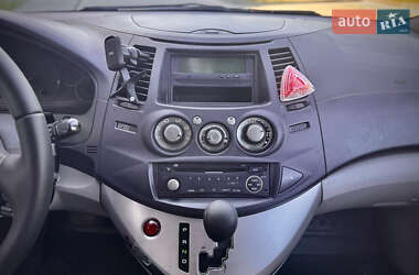 Минивэн Mitsubishi Grandis 2005 в 
