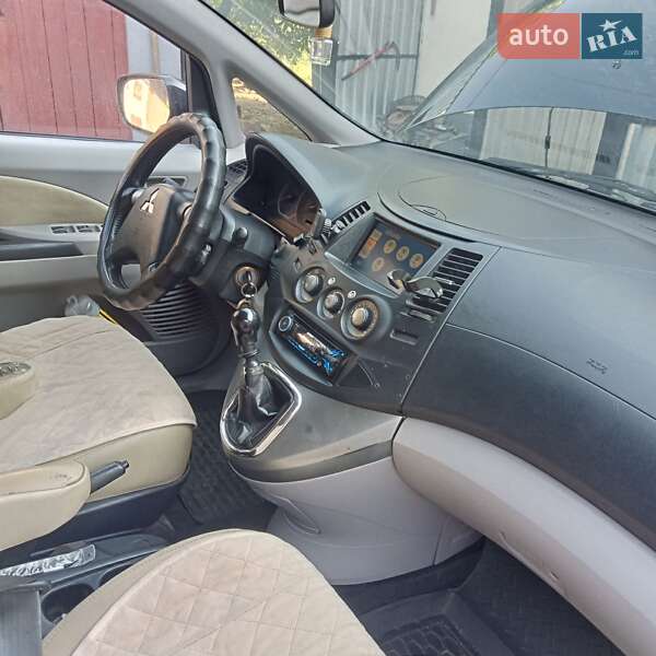 Минивэн Mitsubishi Grandis 2005 в Обертине