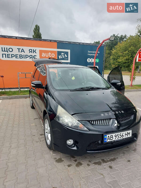 Mitsubishi Grandis 2005