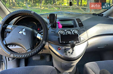 Минивэн Mitsubishi Grandis 2006 в 