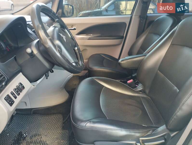 Минивэн Mitsubishi Grandis 2009 в Киеве фото 6 Минивэн Mitsubishi Grandis 2009 в Киеве