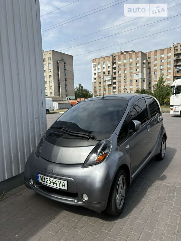 Хэтчбек Mitsubishi i-MiEV 2011 в 