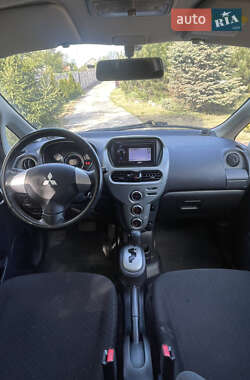 Хэтчбек Mitsubishi i-MiEV 2011 в 