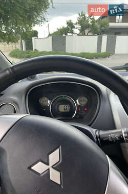 Хэтчбек Mitsubishi i-MiEV 2011 в 