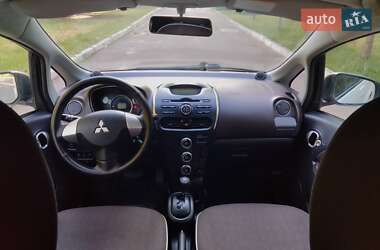 Хэтчбек Mitsubishi i-MiEV 2013 в 