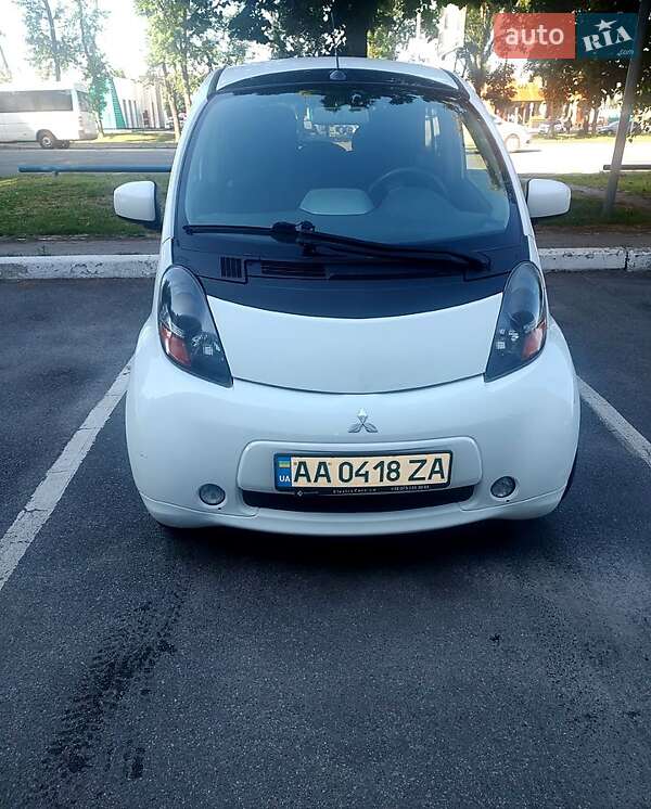 Хэтчбек Mitsubishi i-MiEV 2011 в 