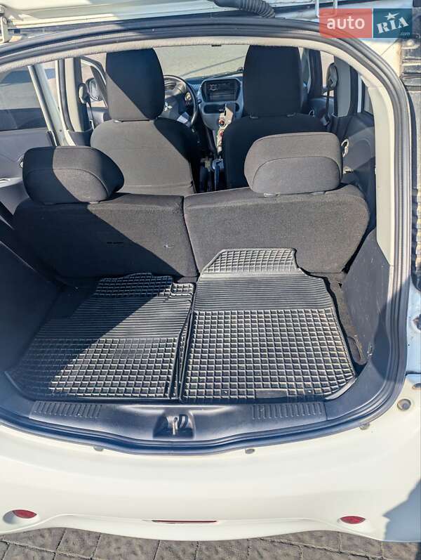 Хэтчбек Mitsubishi i-MiEV 2011 в Тлумаче