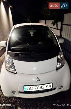 Хэтчбек Mitsubishi i-MiEV 2013 в 