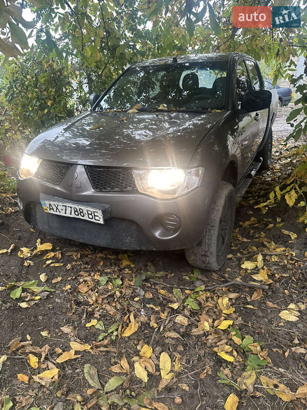 Пікап Mitsubishi L 200 2010 в  фото Пікап Mitsubishi L 200 2010 в