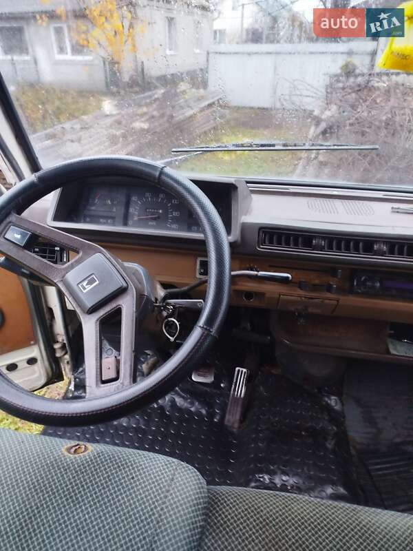 Мінівен Mitsubishi L 300 1982 в Радивиліві