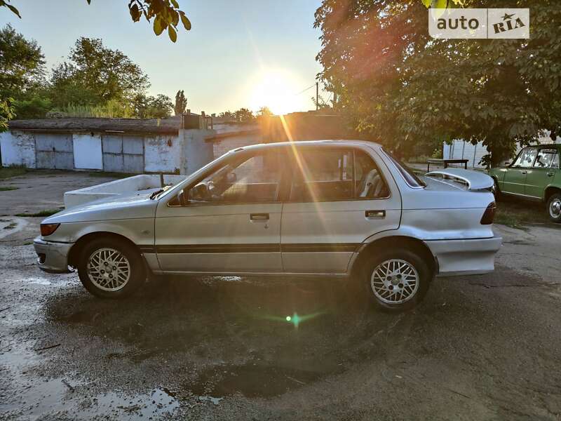 Седан Mitsubishi Lancer 1990 в 