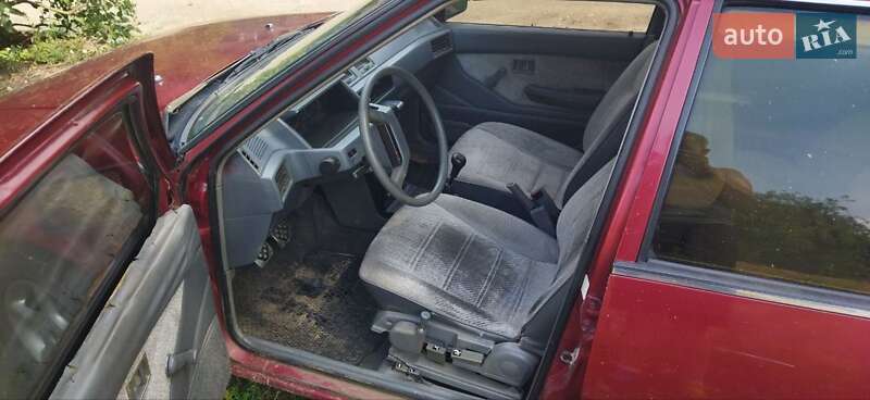 Седан Mitsubishi Lancer 1988 в Городке