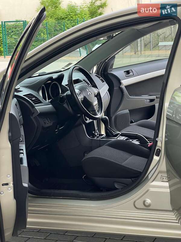 Седан Mitsubishi Lancer 2009 в Киеве