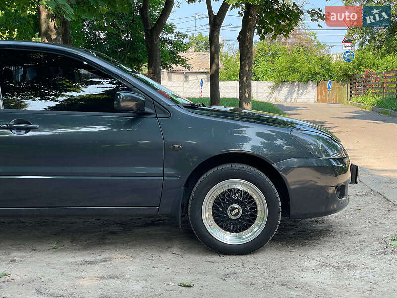Седан Mitsubishi Lancer 2003 в Киеве