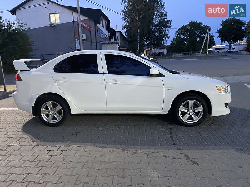 Седан Mitsubishi Lancer 2010 в Чернівцях