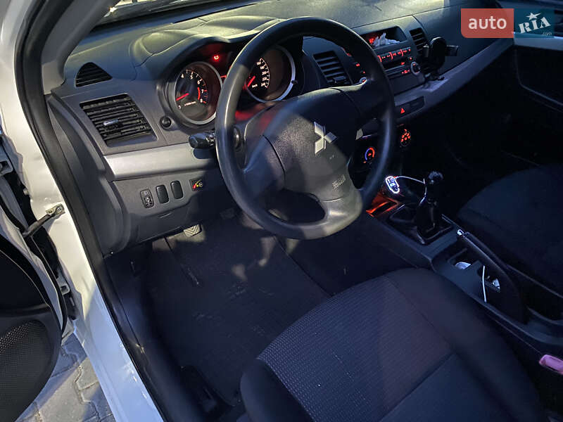 Седан Mitsubishi Lancer 2010 в Чернівцях