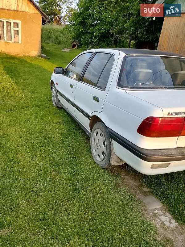 Седан Mitsubishi Lancer 1987 в Вижнице