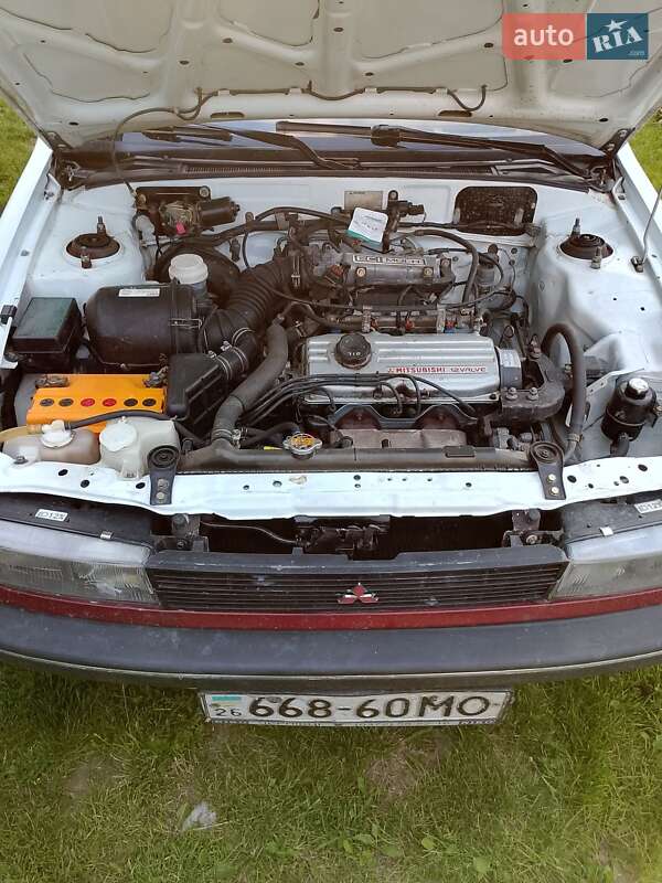 Седан Mitsubishi Lancer 1987 в Вижнице