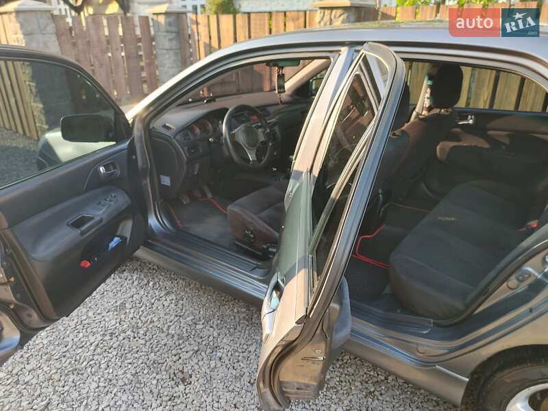 Седан Mitsubishi Lancer 2004 в Ужгороде