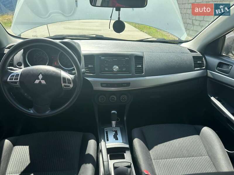 Седан Mitsubishi Lancer 2015 в Остроге