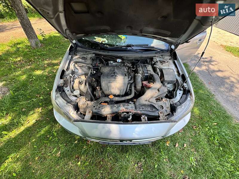 Седан Mitsubishi Lancer 2010 в Обухове