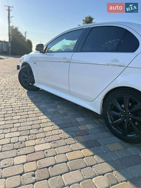 Седан Mitsubishi Lancer 2015 в Ужгороде