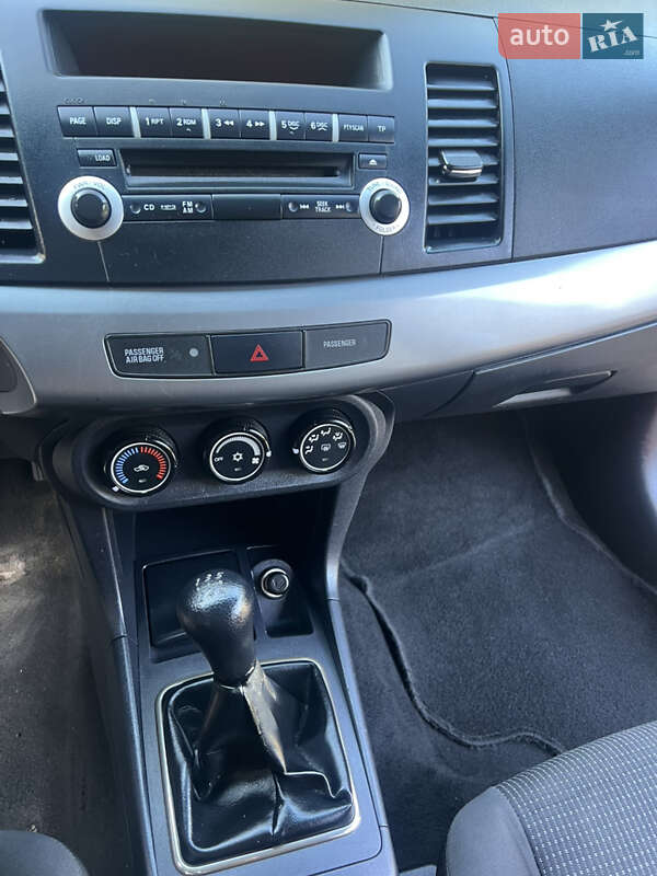 Седан Mitsubishi Lancer 2010 в Чернівцях