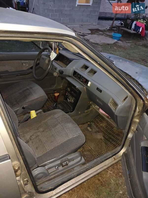 Седан Mitsubishi Lancer 1987 в Тальному